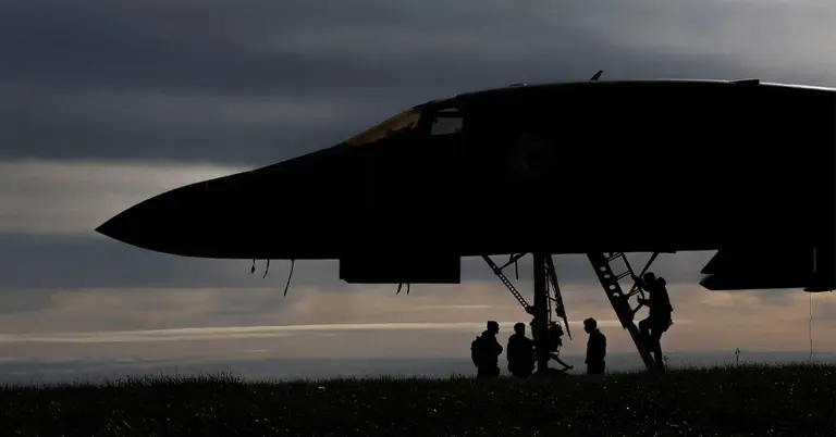 মার্কিন বি-১বি বোমারু বিমানের পাশে কাজ করছেন বিমান বাহিনীর সদস্যরা